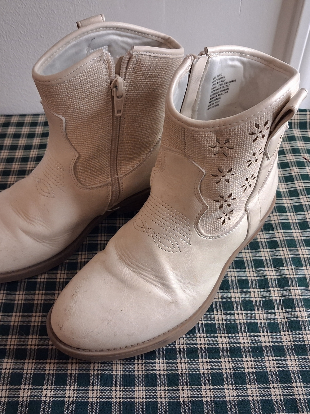 Kohl’s Girls Cream Ankle Boots Size 2M | Floral Cutouts | Cute & Versatile